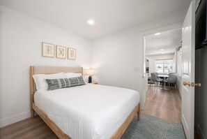 2 bedrooms, internet, bed sheets - Newly Remodeled 2-BR Top Floor Suite in Beachfront Building (Newport Beach)
