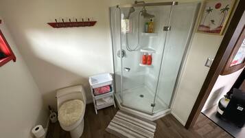 Toalhas de banho, sabonete, papel higiênico