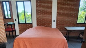 4 makuuhuonetta, silitysrauta/-lauta, ilmainen Wi-Fi, vuodevaatteet