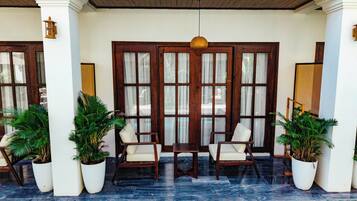 Phòng đôi Deluxe, không hút thuốc, quang cảnh hồ bơi | Két bảo mật tại phòng, phòng cách âm