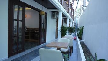 Free daily buffet breakfast