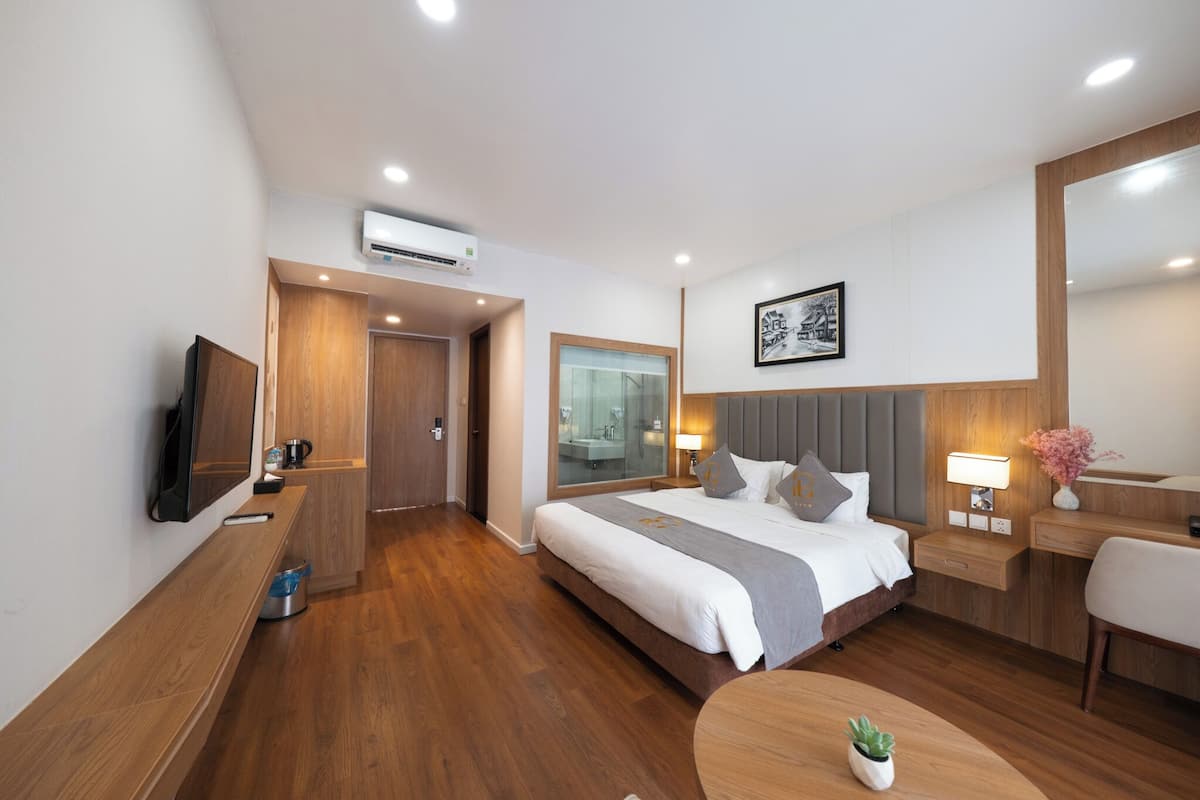 In-room safe, soundproofing, WiFi (free)