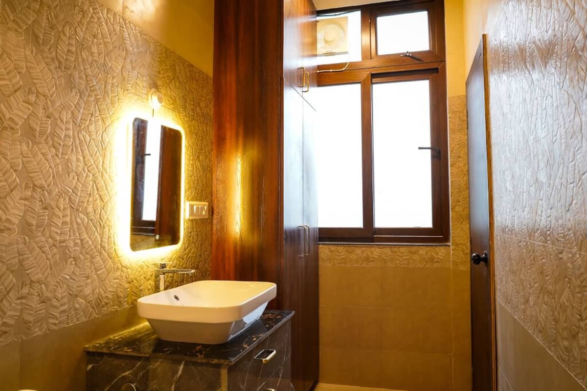 Phòng Premium | Phòng tắm | Buồng tắm vòi sen, khăn tắm 