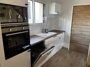 Køleskab, mikrobølgeovn, ovn, kogeplade