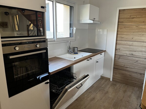Geladeira, micro-ondas, fogão, cooktop