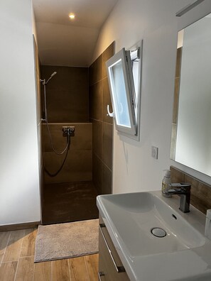 Shower, hair dryer, towels, toilet paper - Fully renovated 80m2 building 5 mns from Nantes (Sautron)