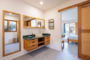 3 habitaciones, caja de seguridad en la habitación y escritorio