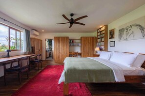 3 多间卧室、客房内保险箱、办公桌、熨斗/熨衣板