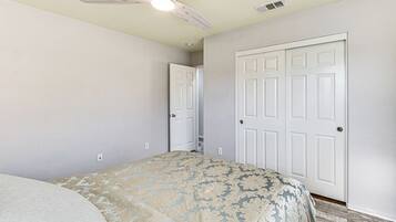 3 habitaciones, escritorio, tabla de planchar con plancha y wifi gratis