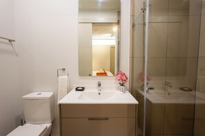 ヘアドライヤー、タオル、石鹸、トイレットペーパー