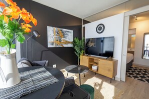 1 bedroom, iron/ironing board, WiFi, bed sheets - Sunshine filled Apartment in Rosebank (Johannesburg)