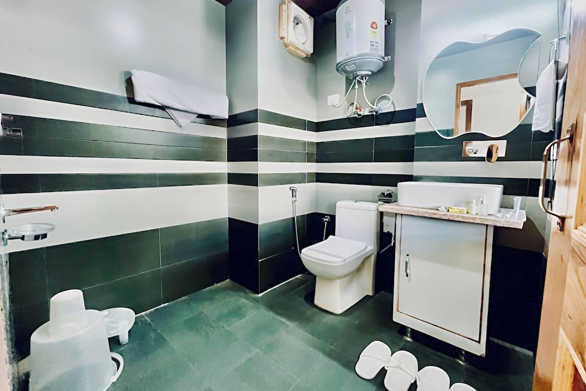 Deluxe Double Room, Balcony, Mountain View | Bathroom | Towels, soap, shampoo, toilet paper
