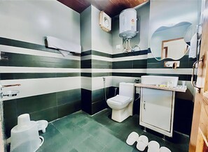 Deluxe Double Room, Balcony, Mountain View | Bathroom | Towels, soap, shampoo, toilet paper