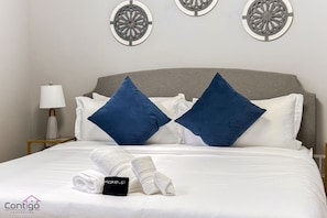 2 habitaciones, escritorio y tabla de planchar con plancha