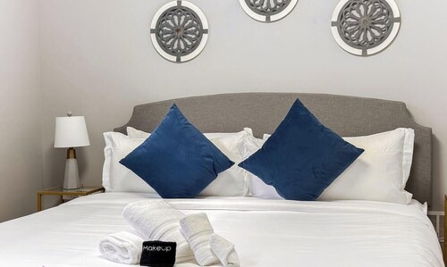 The Getaway Suite | King Bed | Near Airport | WiFi