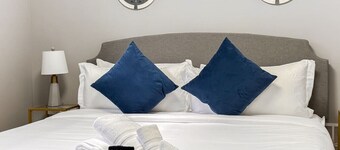 The Getaway Suite | King Bed | Near Airport | WiFi