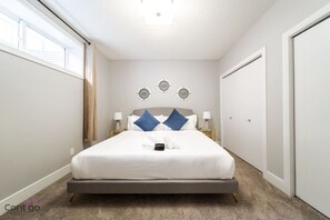 2 Schlafzimmer, Schreibtisch, Bügeleisen/Bügelbrett, Reisekinderbett