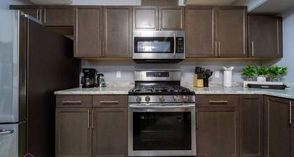 The Getaway Suite | King Bed | Near Airport | WiFi