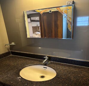 Habitación superior | Baño | Regadera, regadera tipo lluvia, toallas, jabón