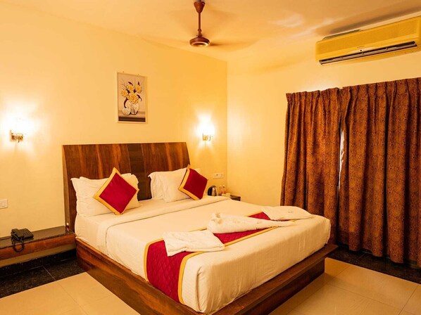 Premium bedding, desk, rollaway beds, free WiFi - Eastin Park (Tirupporur)