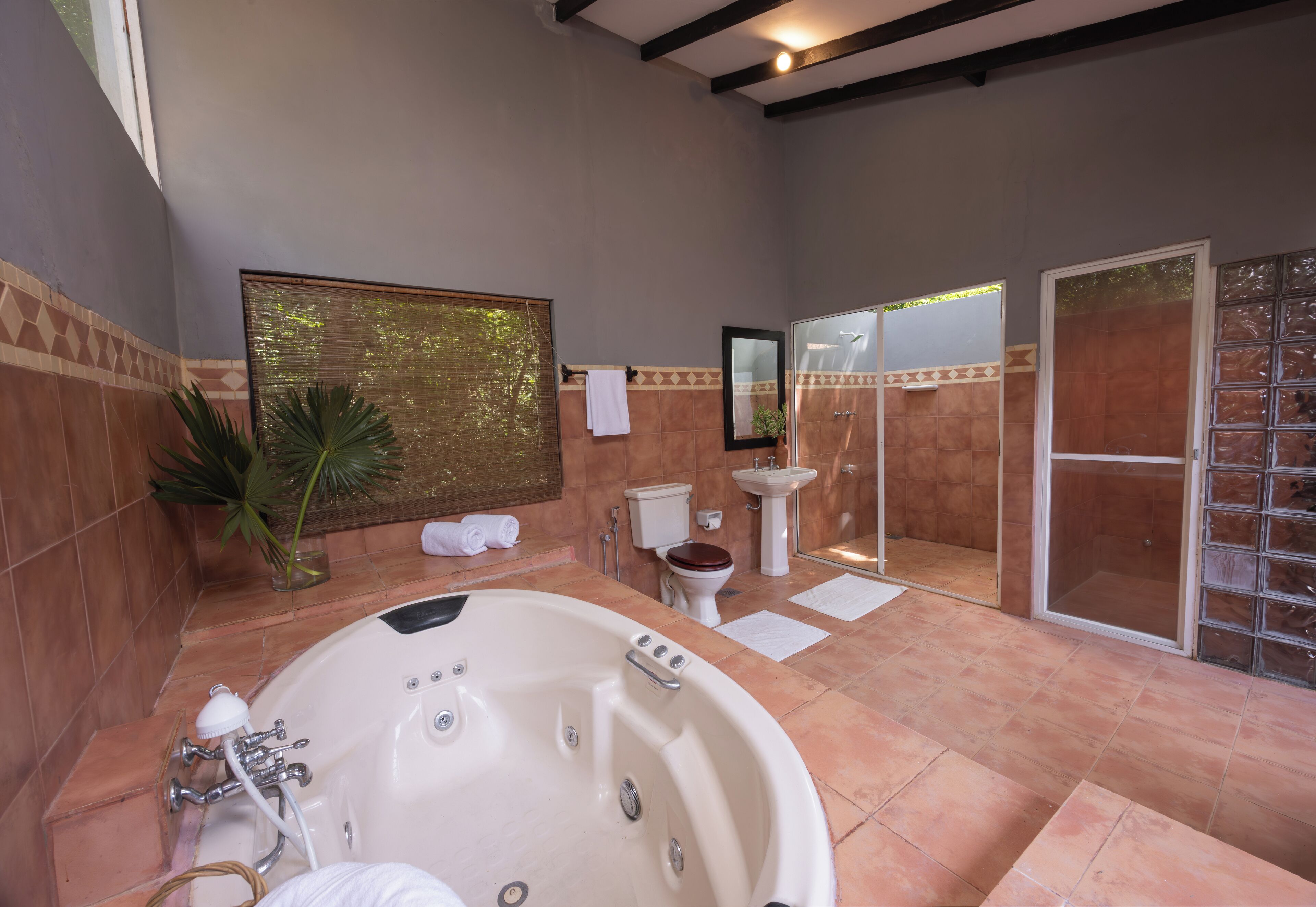 Biệt thự tiện nghi đơn giản, quang cảnh vườn | Phòng tắm | Đồ dùng nhà tắm miễn phí, máy sấy tóc, chậu vệ sinh/vòi rửa 