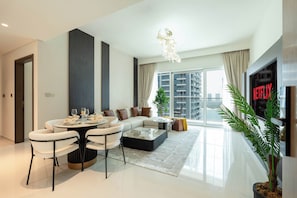 Apartamento Deluxe, balcón, vistas al mar | Zona de estar | Televisión de pantalla plana de 90 cm con canales digitales, Netflix