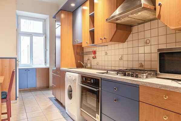 Réfrigérateur, four à micro-ondes, un four, surface de cuisson