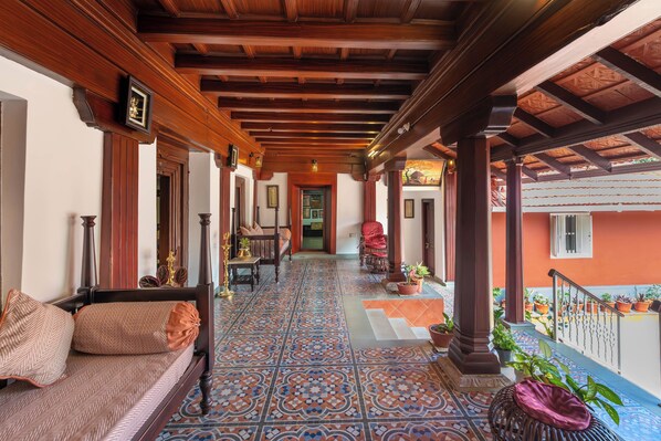 Living area - Hanchinamane Heritage by Z Vacations (Chikkamagaluru)