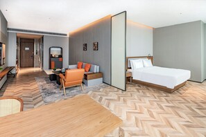 Kamar Triple, 1 Tempat Tidur King dengan tempat tidur Sofa | Meja kerja, ruang kerja ramah laptop, dan Wi-Fi gratis