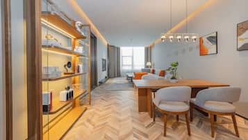 Studio Suite, 1 King Bed | Desk, laptop workspace, free WiFi