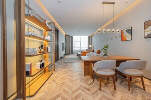 Escritorio, espacio para trabajar con laptop y wifi gratis