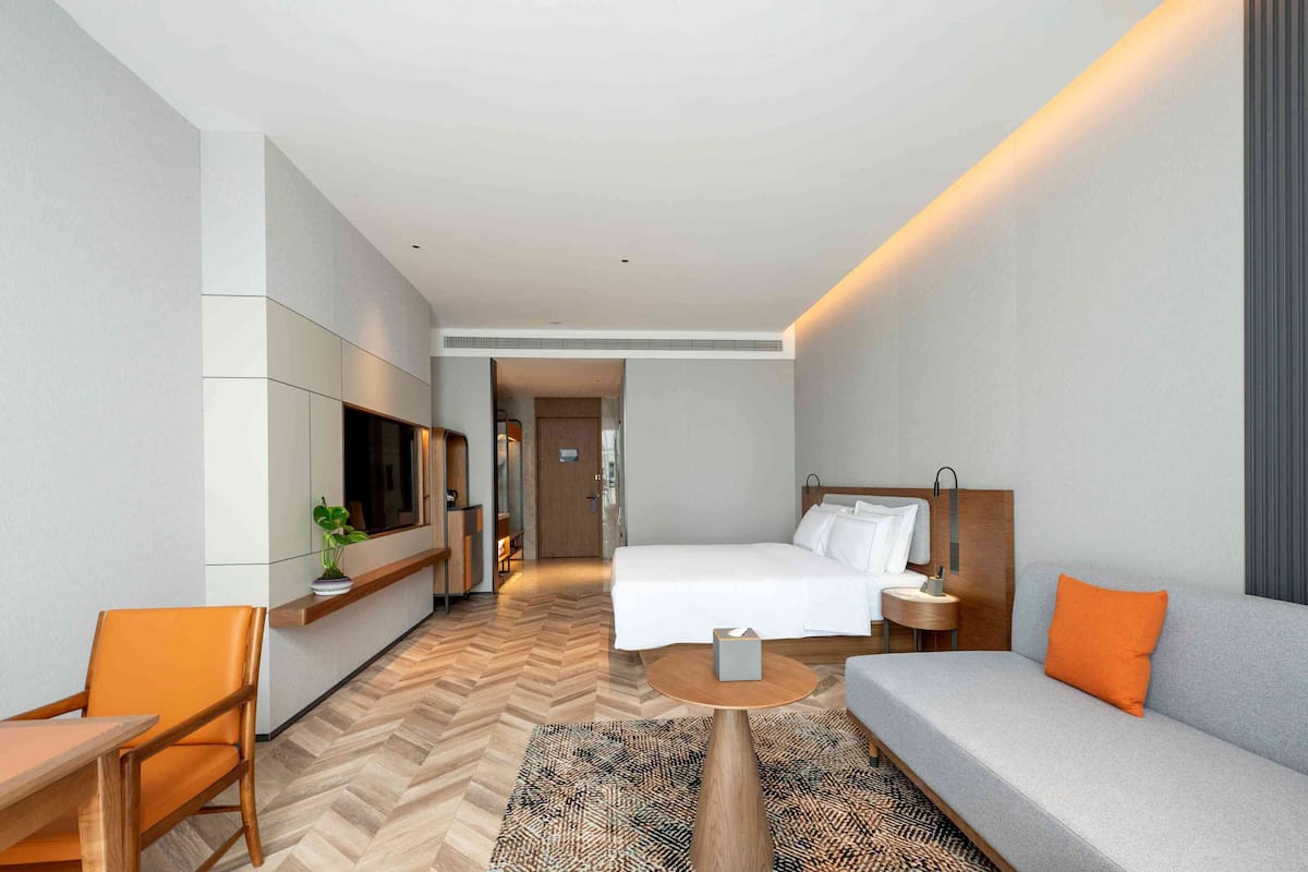 Single Room, 1 King Bed | Desk, laptop workspace, free WiFi