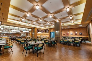 Daily buffet breakfast (CNY 99 per person)