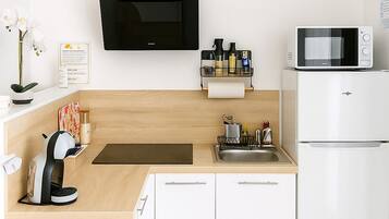 Refrigerador, microondas, parrilla de estufa y cafetera y tetera