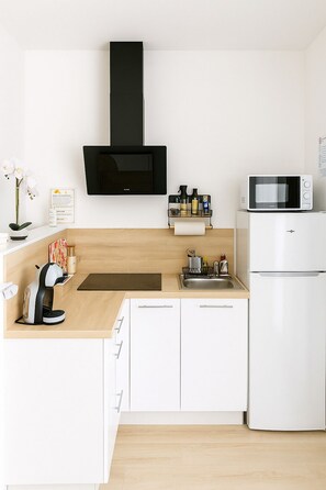 Réfrigérateur, micro-ondes, plaque de cuisson, cafetière/bouilloire