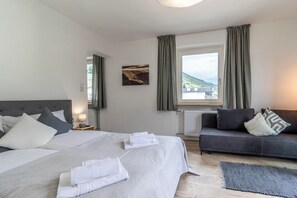 1 bedroom, travel cot, free WiFi, bed sheets