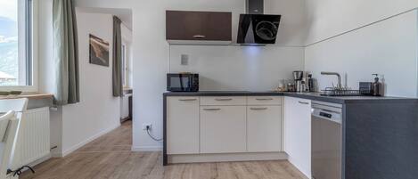 Frigorifero, microonde, piano cottura, lavastoviglie