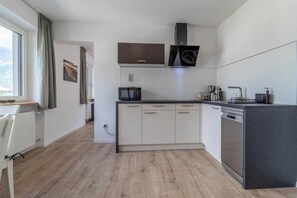 Réfrigérateur, micro-ondes, plaque de cuisson, lave-vaisselle