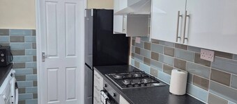 Spacious Large 4BR Home Train Station University
