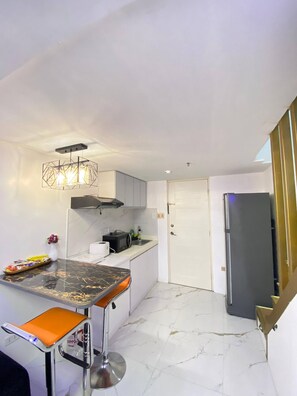 Kühlschrank, Mikrowelle, Herdplatte