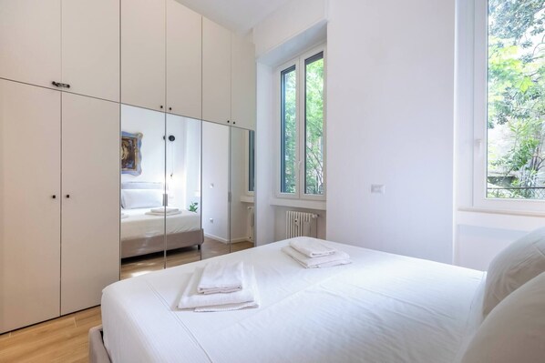 1 bedroom, iron/ironing board, internet, bed sheets