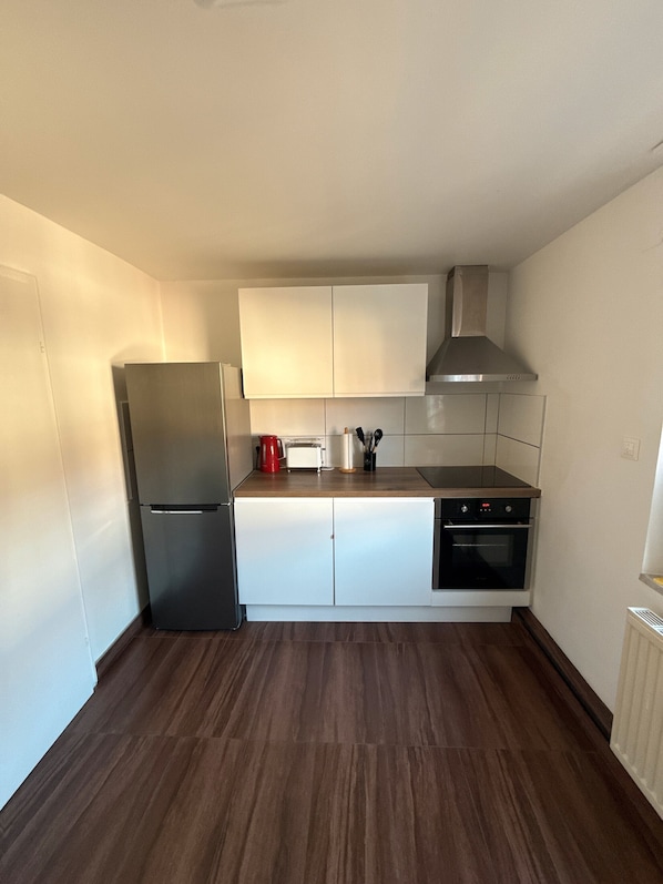 Een koelkast, een magnetron, een oven, een kookplaat