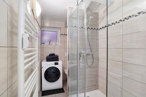 Shower, hair dryer, towels