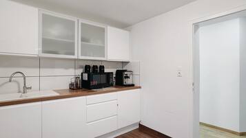 Frigorífico, microondas, horno y placa de cocina