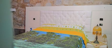 Apartment, Balkon, Blick auf den Innenhof