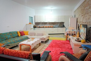 Apartment, Balcony, Courtyard View | Living area