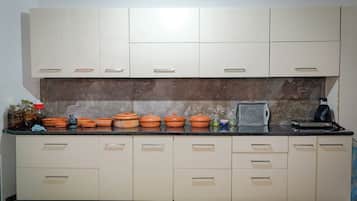 Apartment, Balcony, Courtyard View | Private kitchen | Fridge, microwave, oven, stovetop