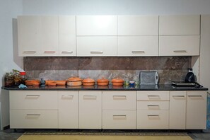 Apartamento, sacada, vista para o pátio | Cozinha privada | Geladeira, micro-ondas, fogão, cooktop