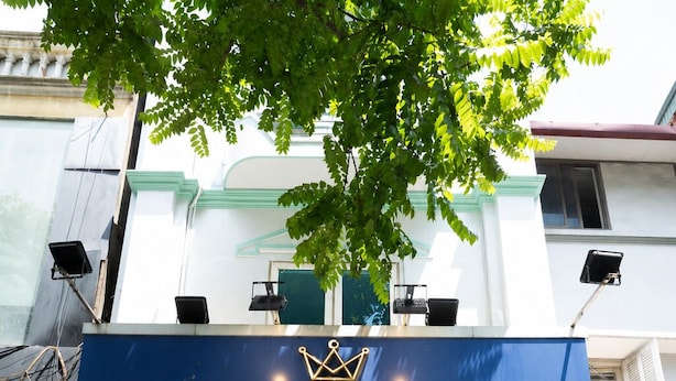 Une enseigne d’hôtel indiquant « Bay Luxury Chariot Hotel » et fournissant les coordonnées.