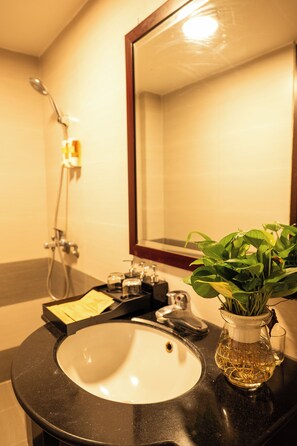 Standard Double Room | Bathroom | Shower, free toiletries, hair dryer, towels - Bay Luxury Chariot Hotel (Hai Ba Trung)